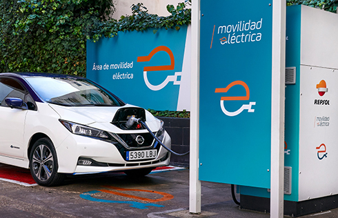 Repsol planea ofrecer a sus clientes un punto de recarga rápida cada 50 km