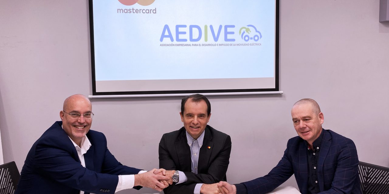 Mastercard se une a AEDIVE para impulsar sistemas de pago con tarjeta en infraestructuras de recarga pública