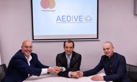 Mastercard se une a AEDIVE para impulsar sistemas de pago con tarjeta en infraestructuras de recarga pública