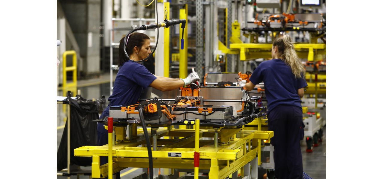 Stellantis, marca un nuevo hito con más de 100.000 vehículos 100% eléctricos producidos en 2022